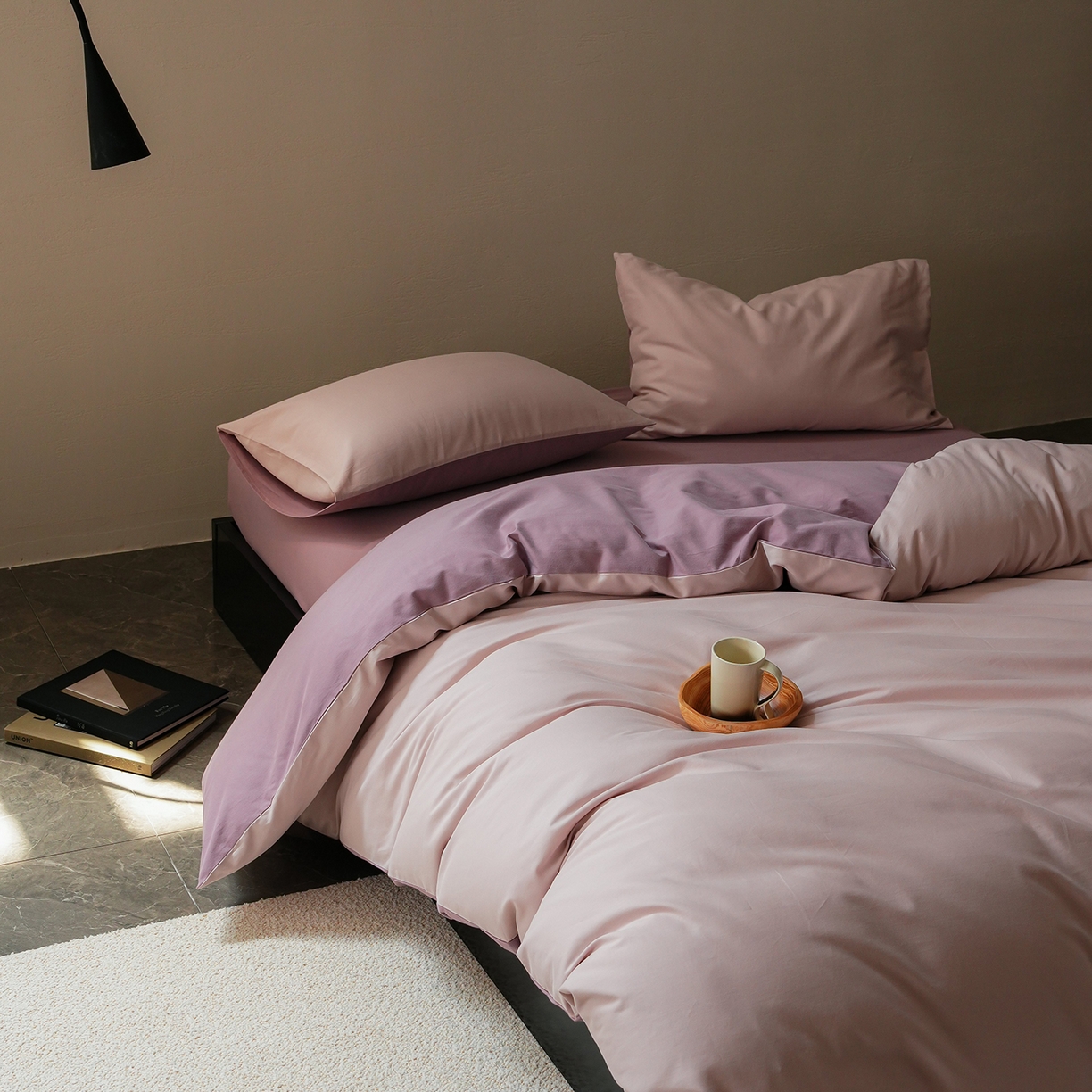 91家纺网 家纺一手货源 找家纺 禾时 2025新款A类全棉贡缎磨毛纯色四件套（礼盒包装）-风格1 溪紫