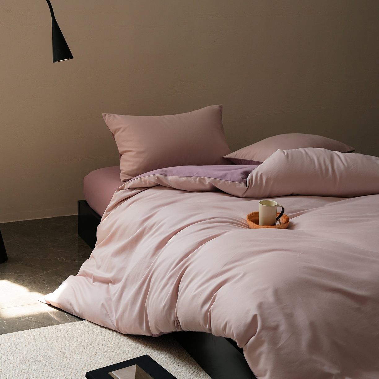 91家纺网 家纺一手货源 找家纺 禾时 2025新款A类全棉贡缎磨毛纯色四件套（礼盒包装）-风格1 溪紫