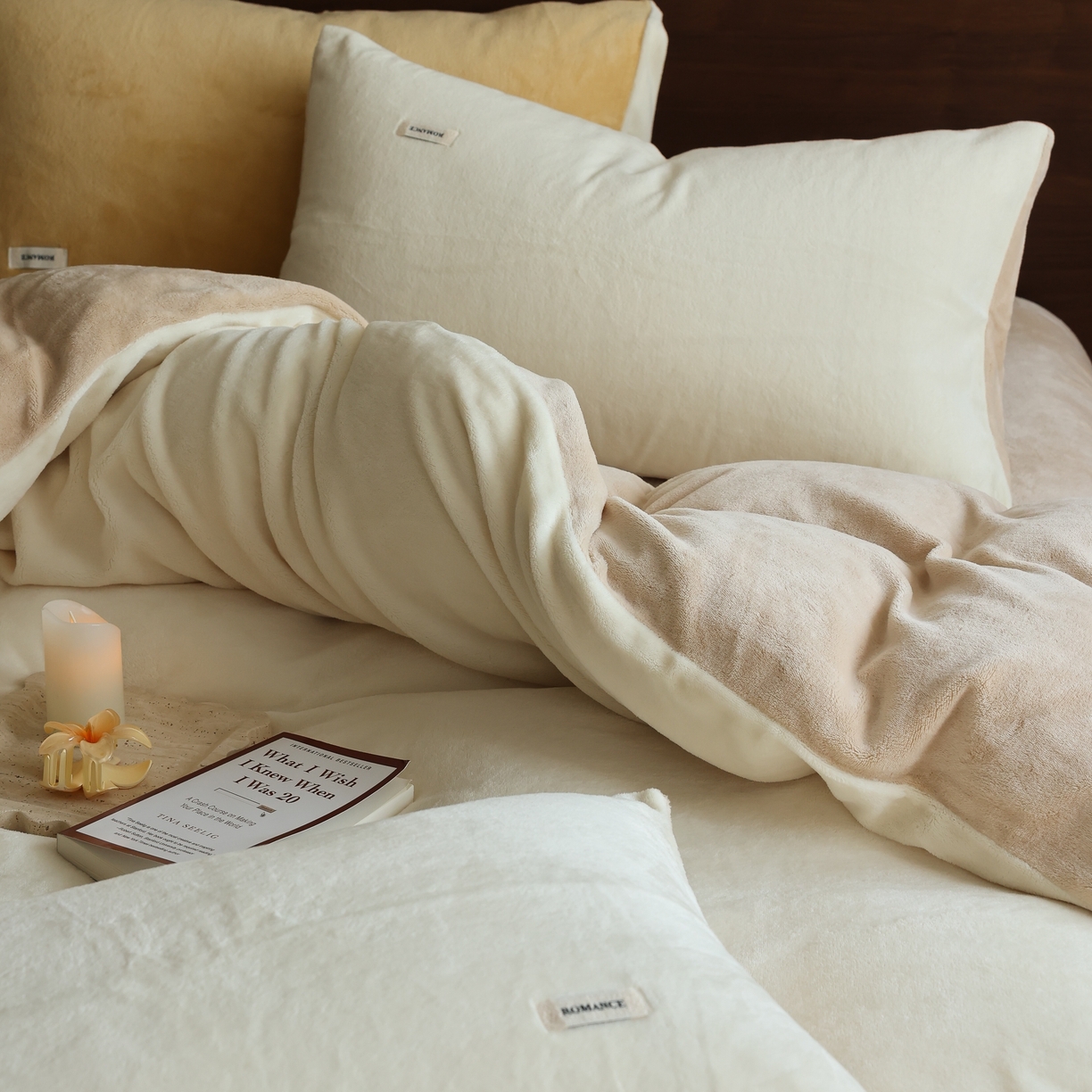 91家纺网 家纺一手货源 找家纺 时光里 2025新款230克纯色简约双拼牛奶绒四件套套件 奶白拼杏仁