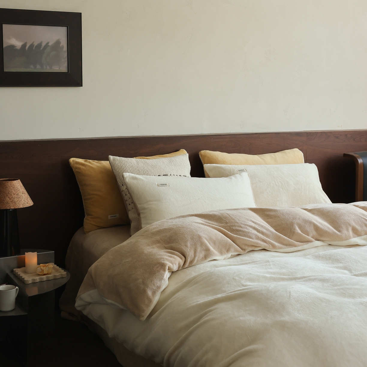 91家纺网 家纺一手货源 找家纺 时光里 2025新款230克纯色简约双拼牛奶绒四件套套件 奶白拼杏仁