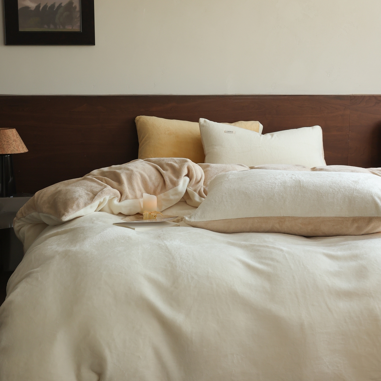 91家纺网 家纺一手货源 找家纺 时光里 2025新款230克纯色简约双拼牛奶绒四件套套件 奶白拼杏仁