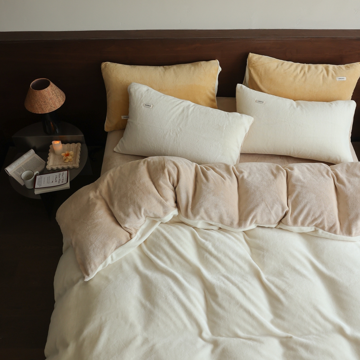 91家纺网 家纺一手货源 找家纺 时光里 2025新款230克纯色简约双拼牛奶绒四件套套件 奶白拼杏仁