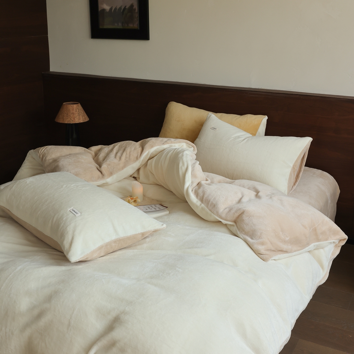 91家纺网 家纺一手货源 找家纺 时光里 2025新款230克纯色简约双拼牛奶绒四件套套件 奶白拼杏仁