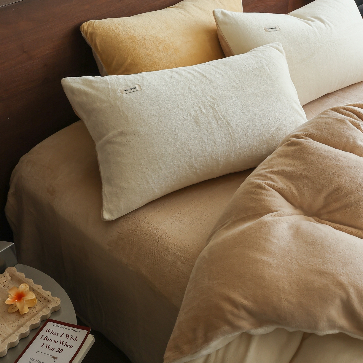 91家纺网 家纺一手货源 找家纺 时光里 2025新款230克纯色简约双拼牛奶绒四件套套件 奶白拼杏仁