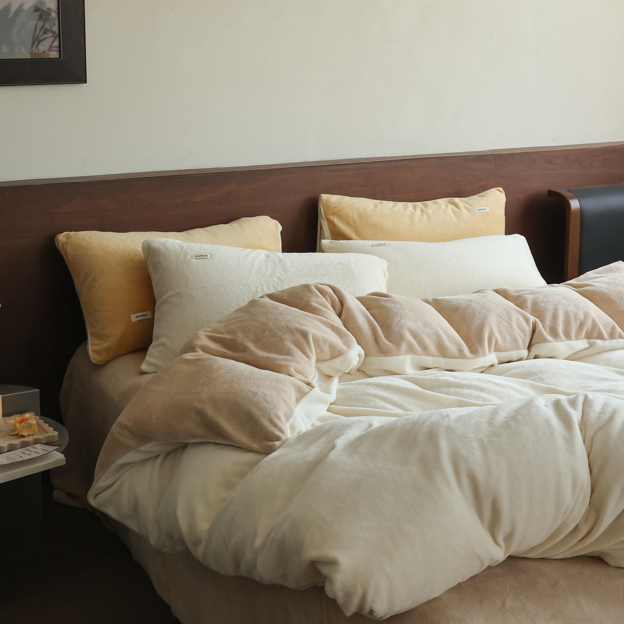 91家纺网 家纺一手货源 找家纺 时光里 2025新款230克纯色简约双拼牛奶绒四件套套件 奶白拼杏仁