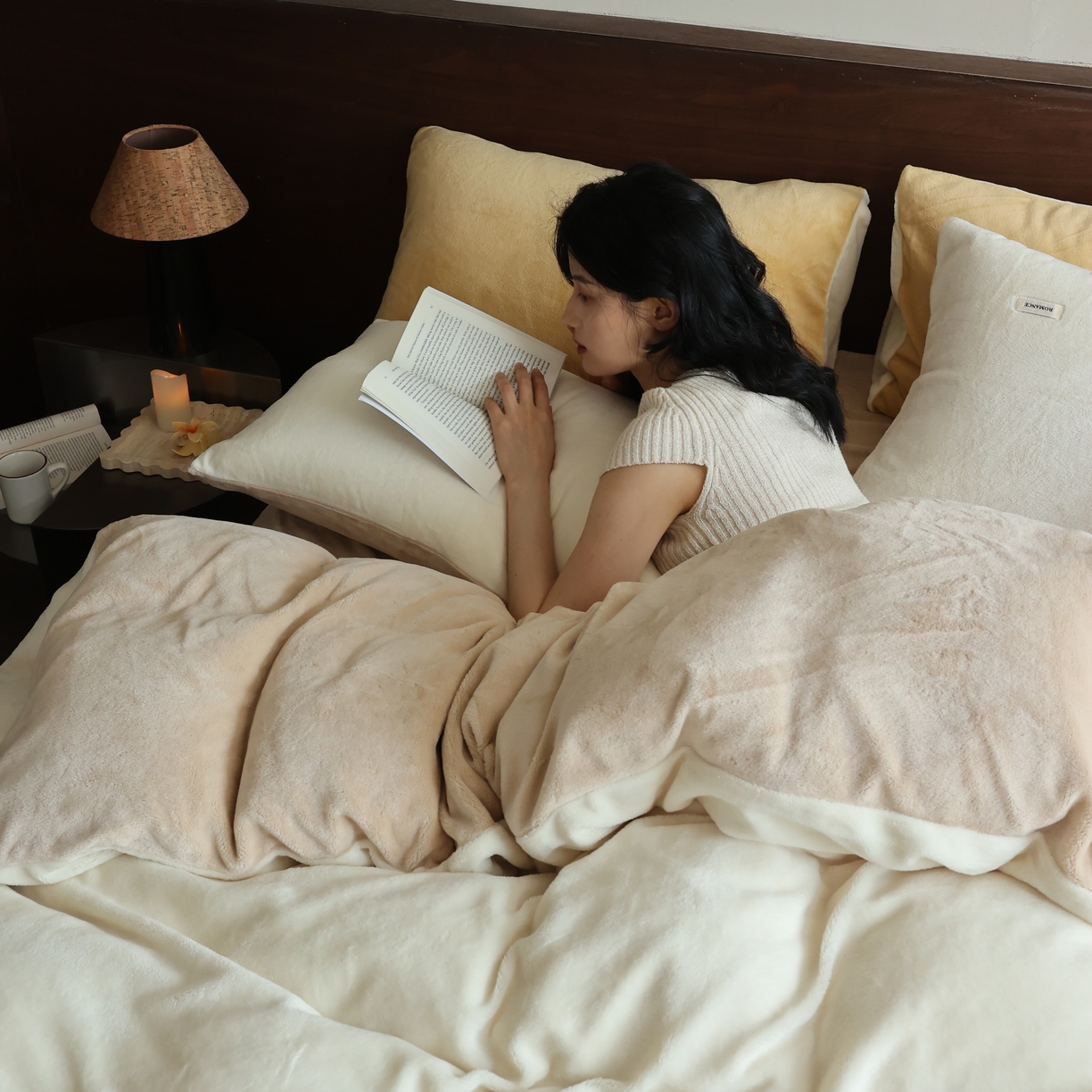 91家纺网 家纺一手货源 找家纺 时光里 2025新款230克纯色简约双拼牛奶绒四件套套件 奶白拼杏仁