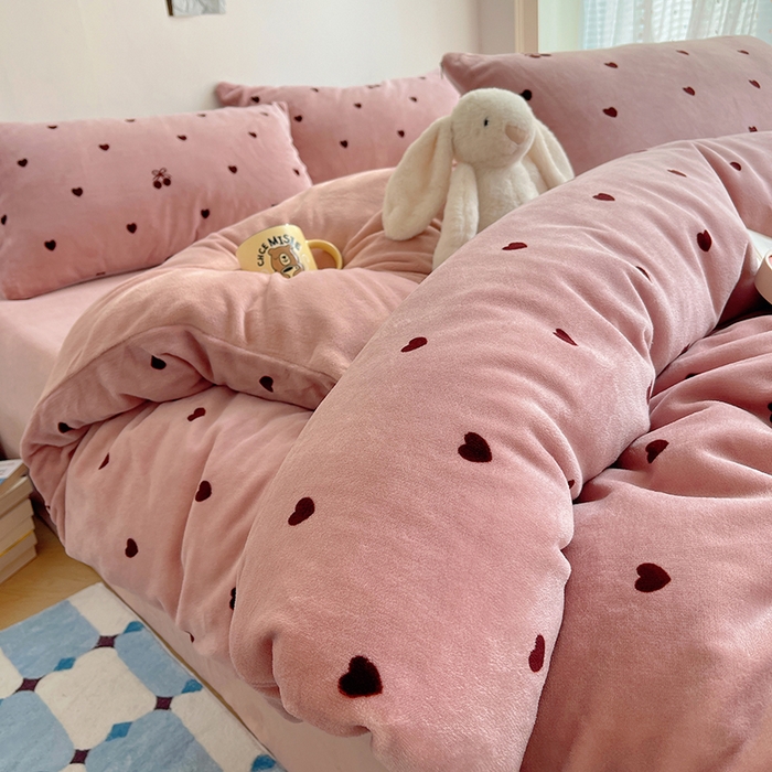 91家纺网 家纺一手货源 找家纺 yyds网供 2025新款萌趣四件套卡通花卉牛奶绒三件套加厚保暖裸睡治愈防静电 爱心樱桃草莓