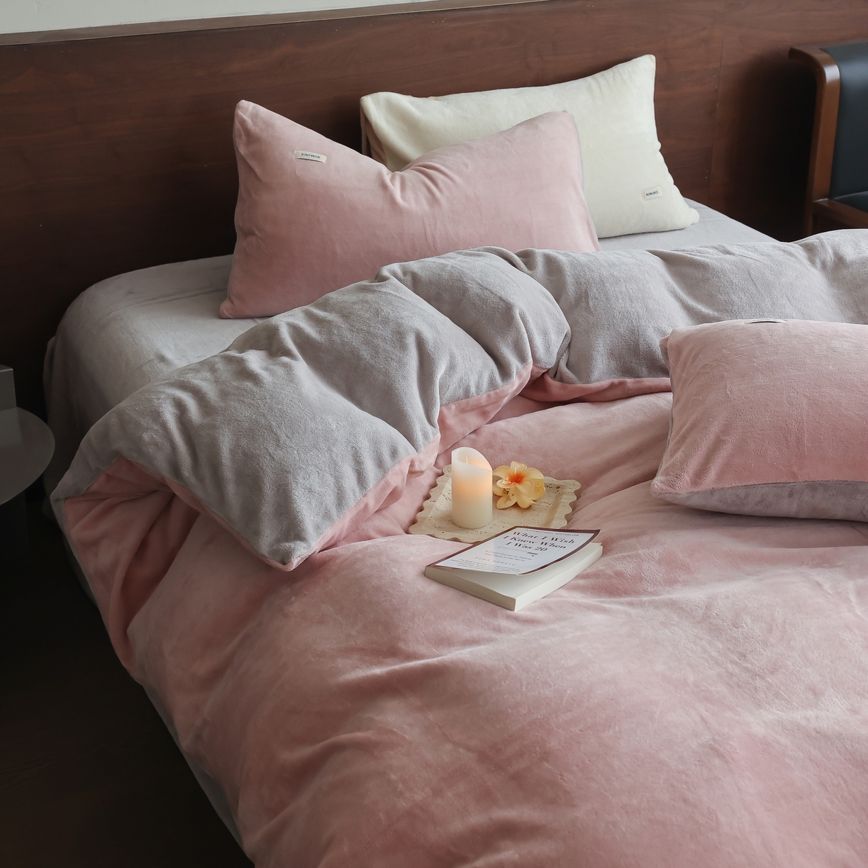 91家纺网 家纺一手货源 找家纺 时光里 2025新款230克纯色简约双拼牛奶绒四件套套件 藕粉拼星际灰