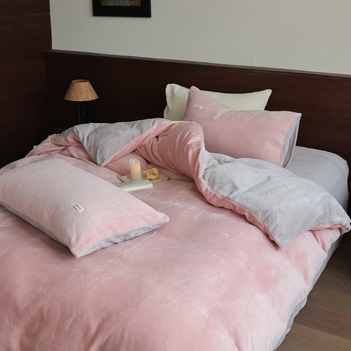 91家纺网 家纺一手货源 找家纺 时光里 2025新款230克纯色简约双拼牛奶绒四件套套件 藕粉拼星际灰