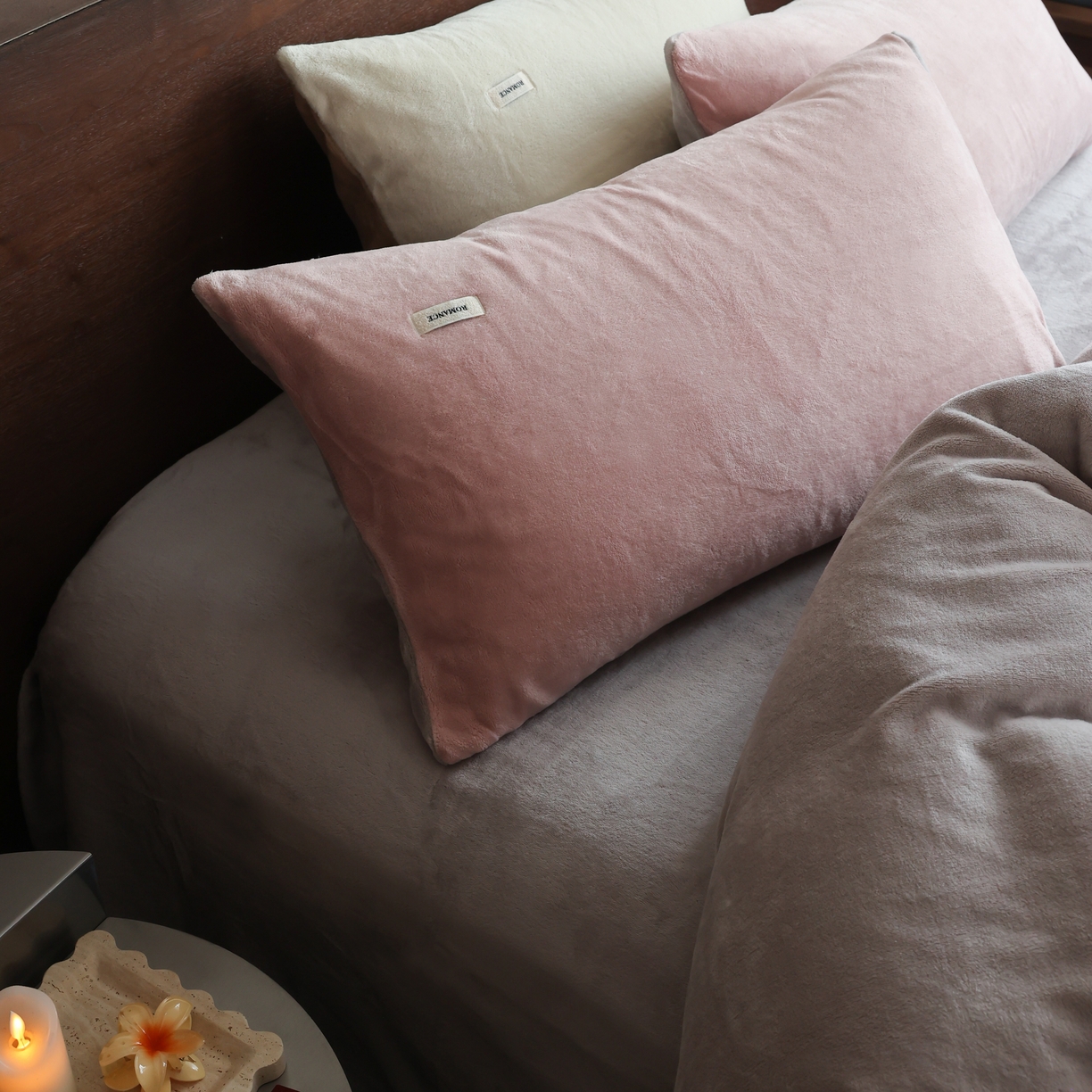 91家纺网 家纺一手货源 找家纺 时光里 2025新款230克纯色简约双拼牛奶绒四件套套件 藕粉拼星际灰