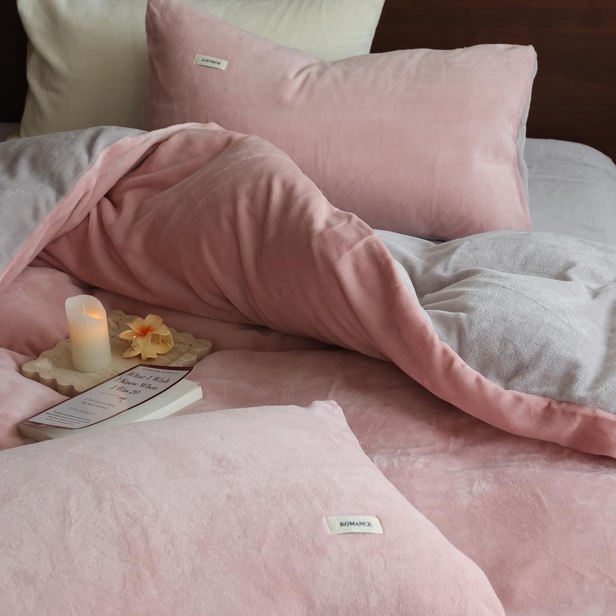 91家纺网 家纺一手货源 找家纺 时光里 2025新款230克纯色简约双拼牛奶绒四件套套件 藕粉拼星际灰