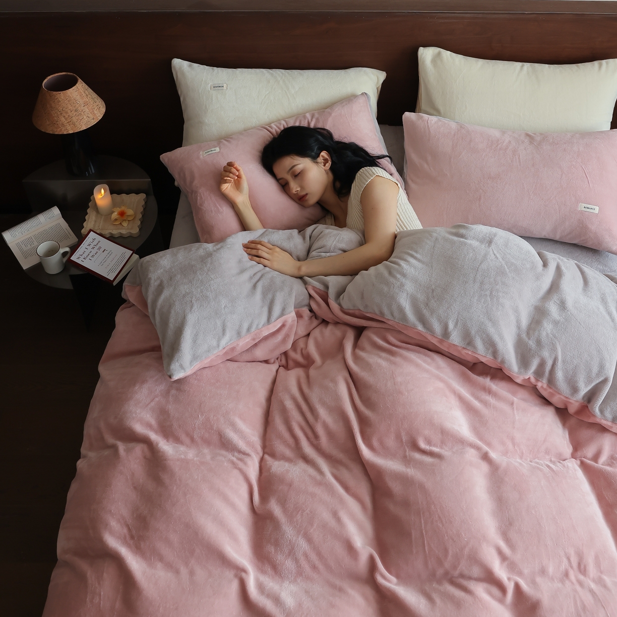 91家纺网 家纺一手货源 找家纺 时光里 2025新款230克纯色简约双拼牛奶绒四件套套件 藕粉拼星际灰