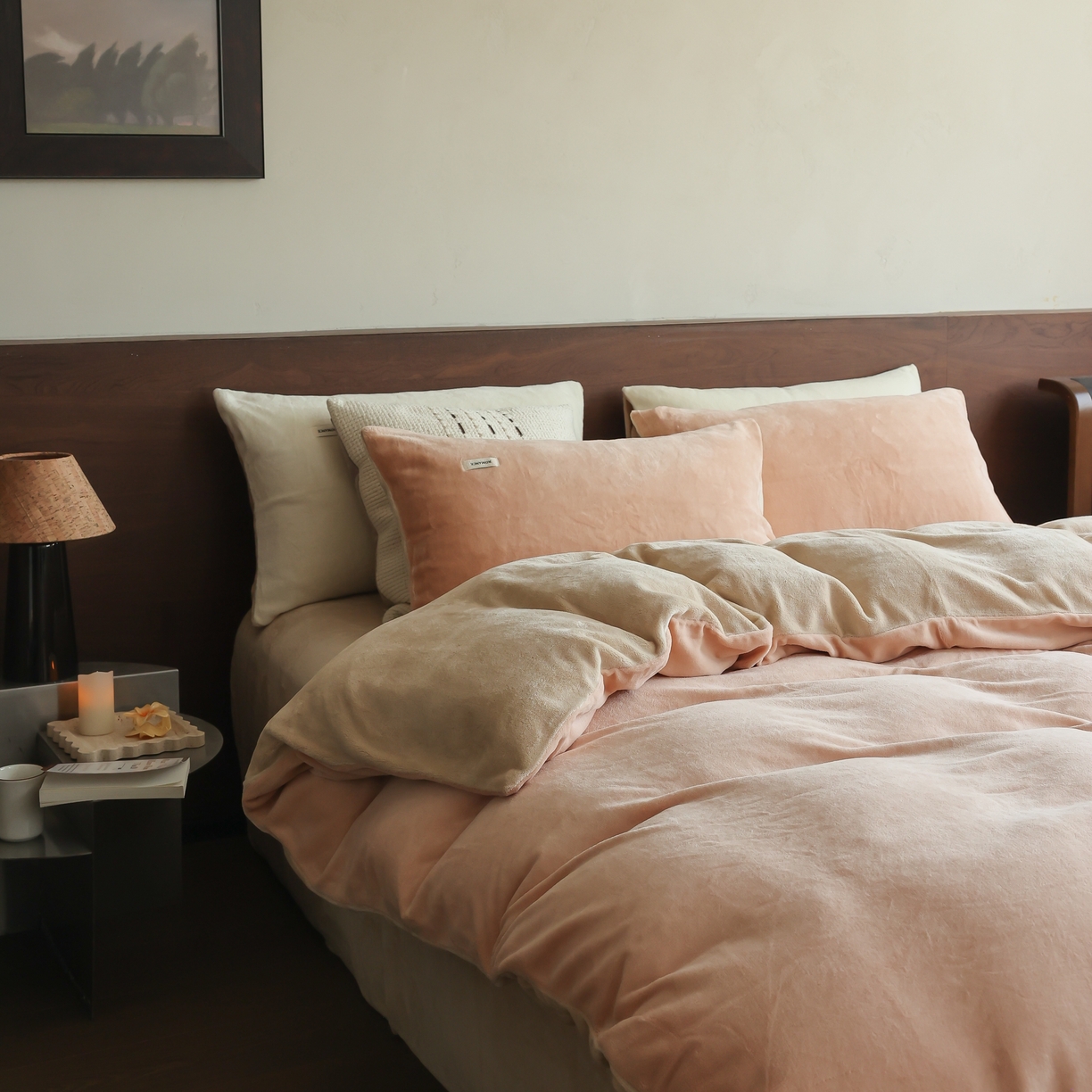 91家纺网 家纺一手货源 找家纺 时光里 2025新款230克纯色简约双拼牛奶绒四件套套件 浅驼拼杏仁