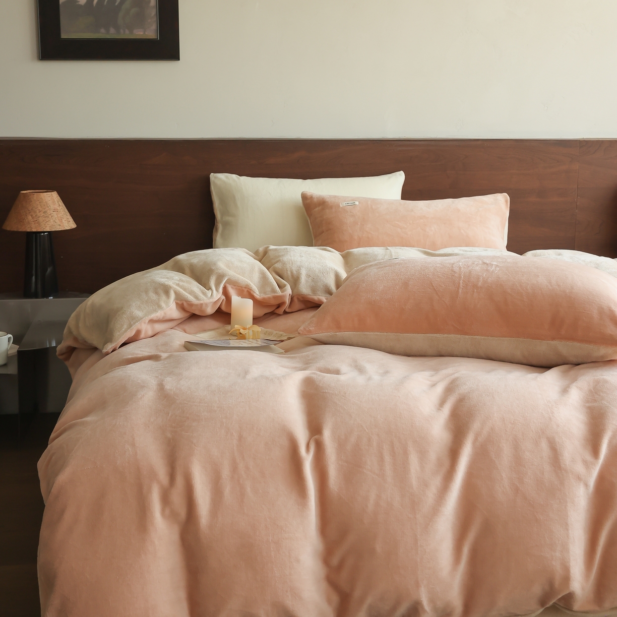 91家纺网 家纺一手货源 找家纺 时光里 2025新款230克纯色简约双拼牛奶绒四件套套件 浅驼拼杏仁