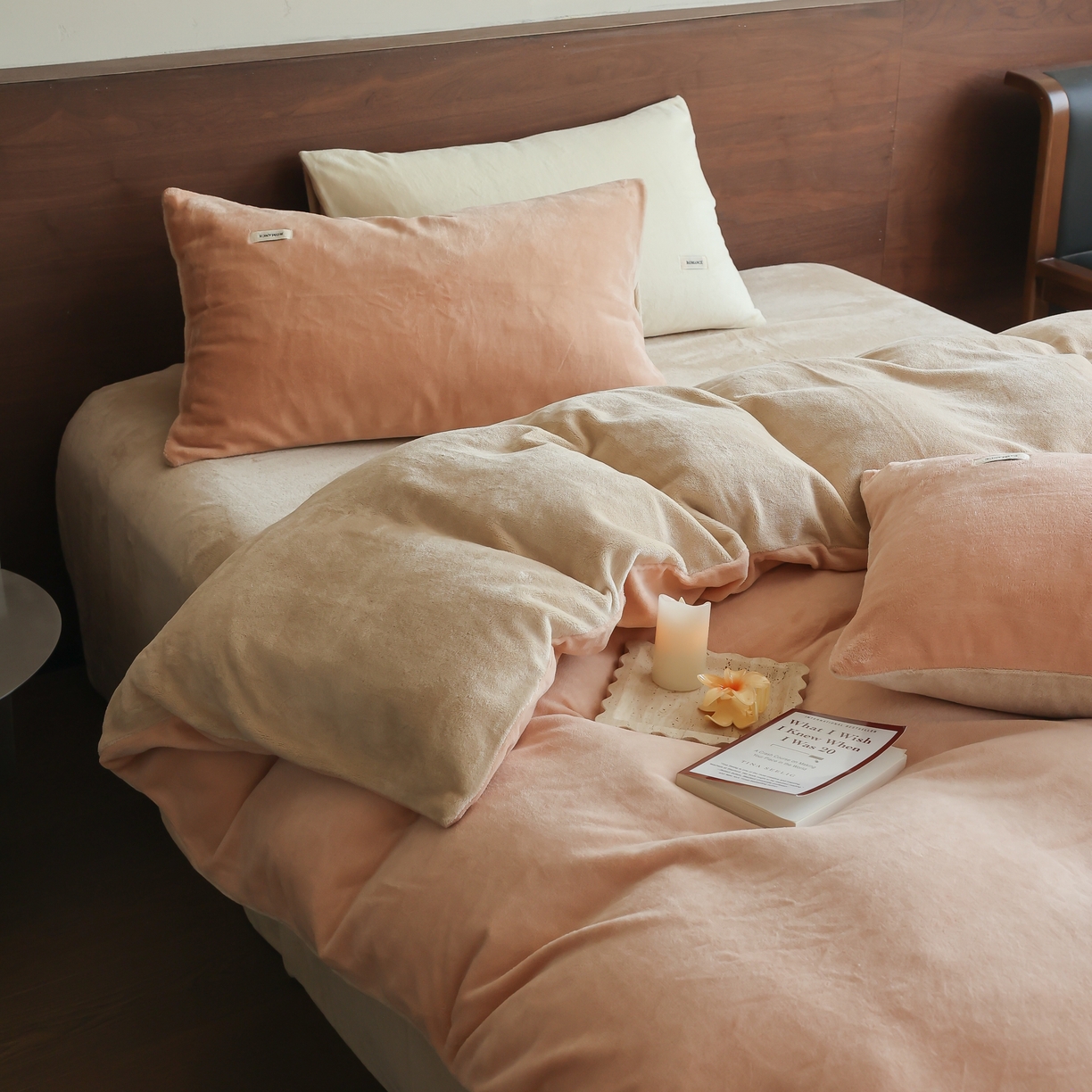 91家纺网 家纺一手货源 找家纺 时光里 2025新款230克纯色简约双拼牛奶绒四件套套件 浅驼拼杏仁