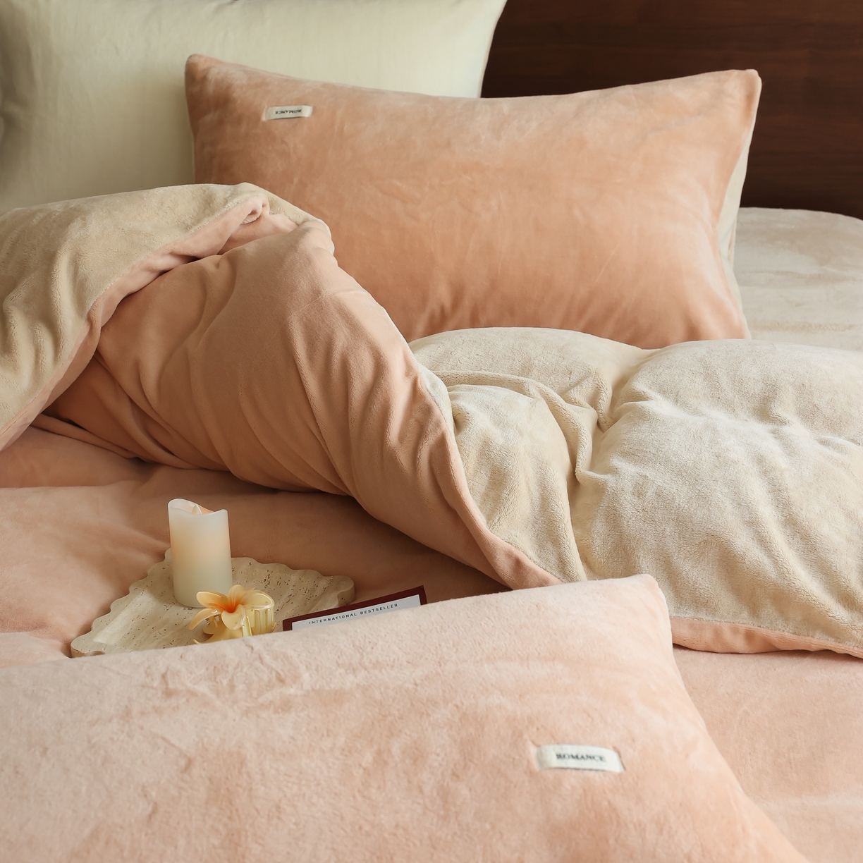 91家纺网 家纺一手货源 找家纺 时光里 2025新款230克纯色简约双拼牛奶绒四件套套件 浅驼拼杏仁