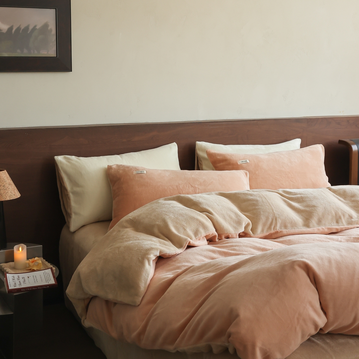 91家纺网 家纺一手货源 找家纺 时光里 2025新款230克纯色简约双拼牛奶绒四件套套件 浅驼拼杏仁