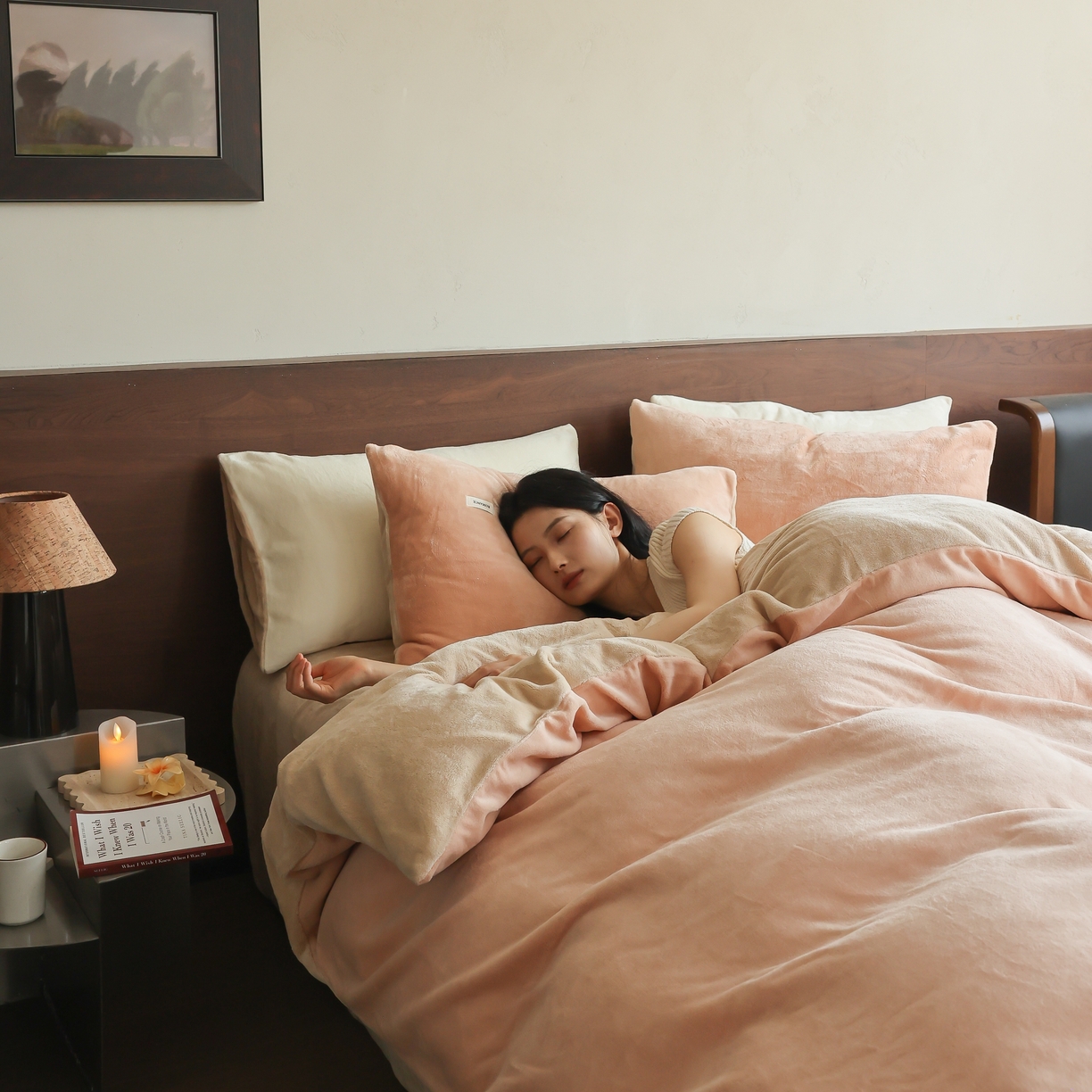 91家纺网 家纺一手货源 找家纺 时光里 2025新款230克纯色简约双拼牛奶绒四件套套件 浅驼拼杏仁