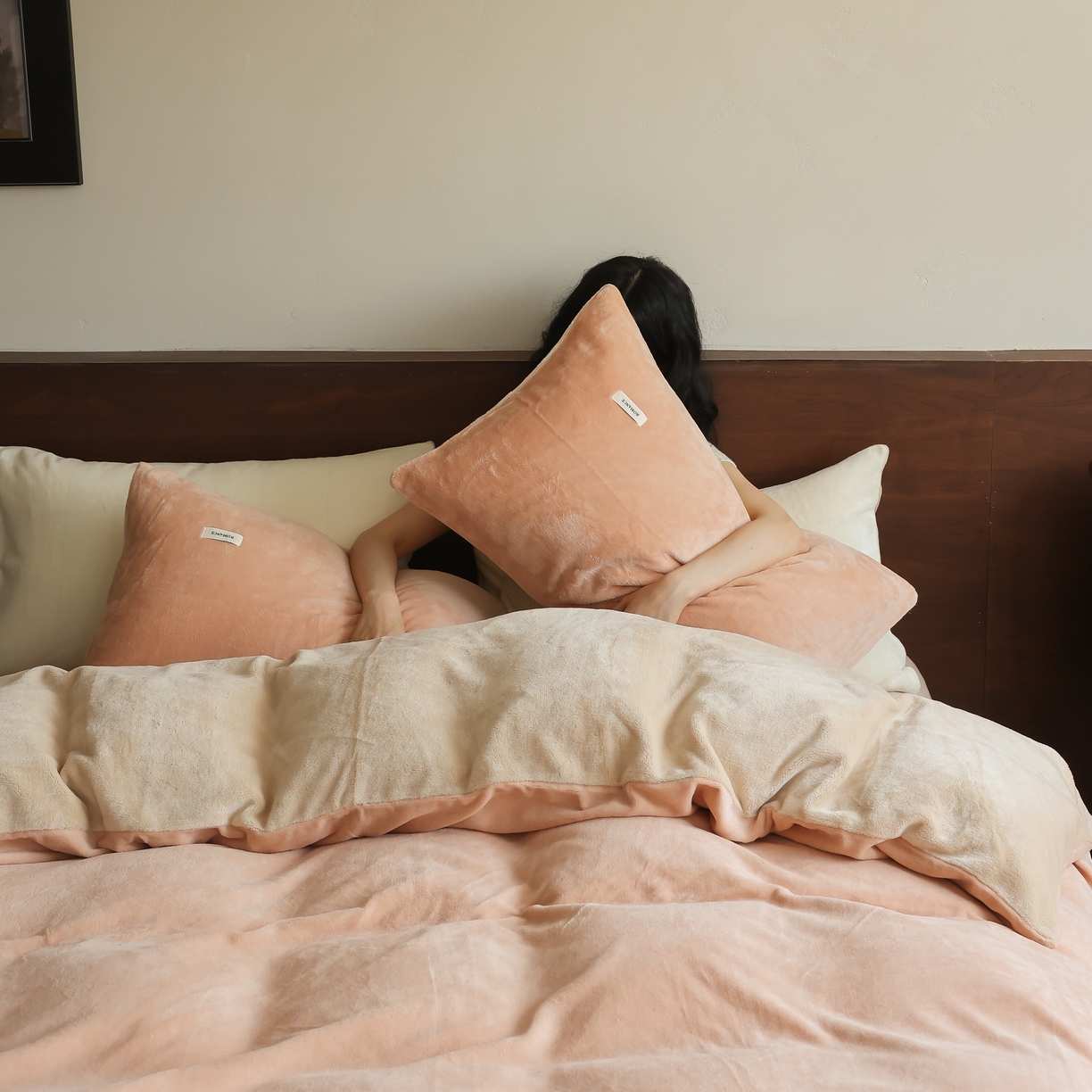 91家纺网 家纺一手货源 找家纺 时光里 2025新款230克纯色简约双拼牛奶绒四件套套件 浅驼拼杏仁