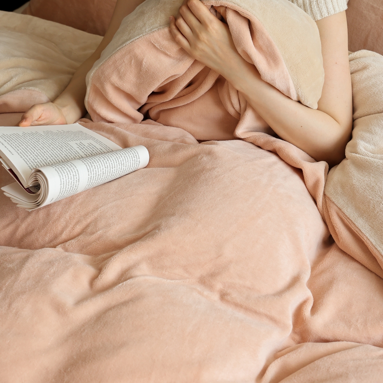 91家纺网 家纺一手货源 找家纺 时光里 2025新款230克纯色简约双拼牛奶绒四件套套件 浅驼拼杏仁