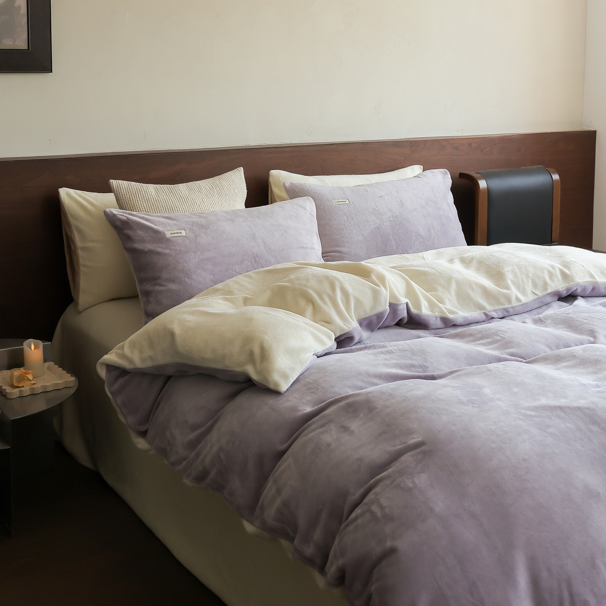 91家纺网 家纺一手货源 找家纺 时光里 2025新款230克纯色简约双拼牛奶绒四件套套件 浅紫拼奶白