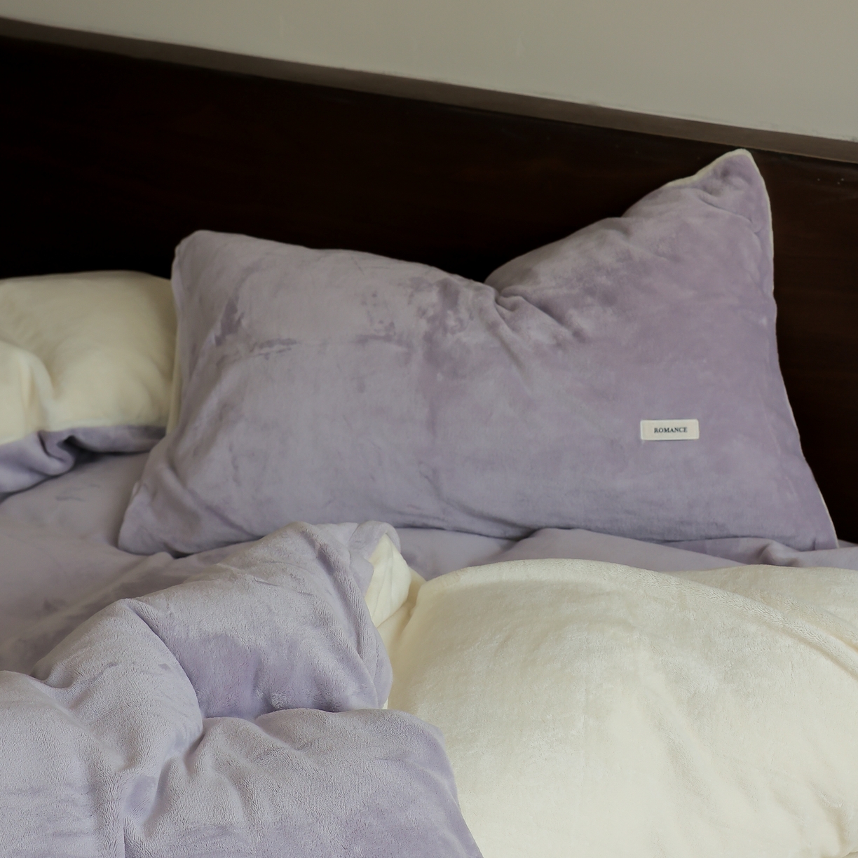 91家纺网 家纺一手货源 找家纺 时光里 2025新款230克纯色简约双拼牛奶绒四件套套件 浅紫拼奶白