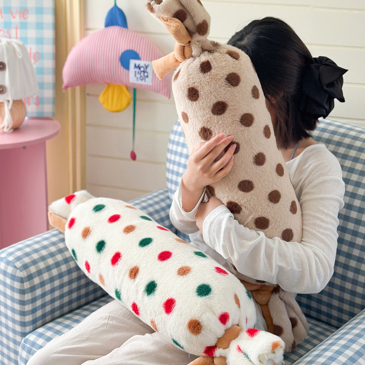 91家纺网 家纺一手货源 找家纺 美茉家居 2025新款波点兔毛绒糖果抱枕 黑白波点