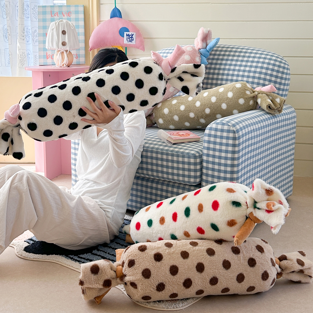 91家纺网 家纺一手货源 找家纺 美茉家居 2025新款波点兔毛绒糖果抱枕 咖色波点