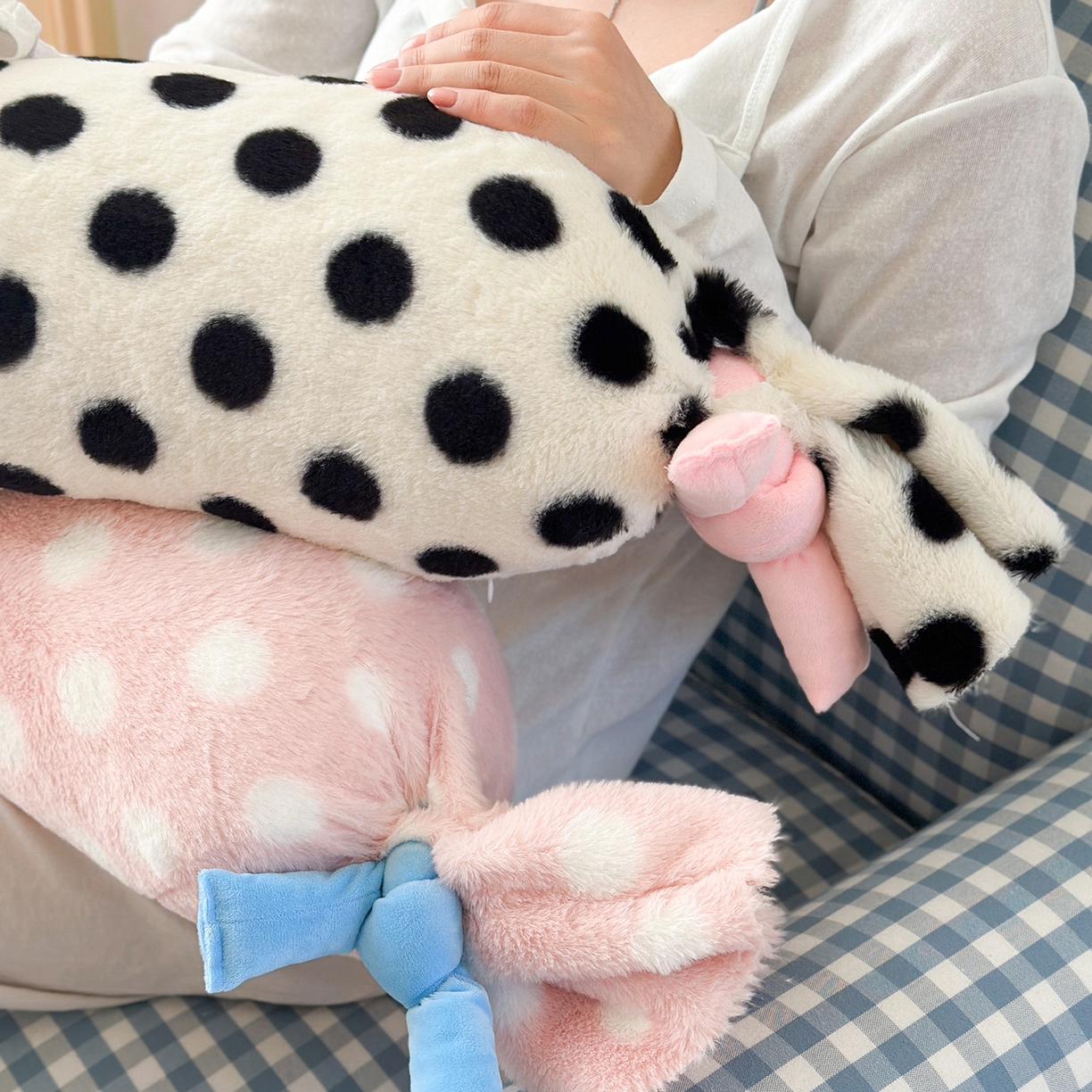 91家纺网 家纺一手货源 找家纺 美茉家居 2025新款波点兔毛绒糖果抱枕 粉色波点