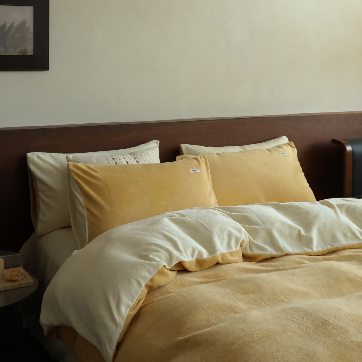 91家纺网 家纺一手货源 找家纺 时光里 2025新款230克纯色简约双拼牛奶绒四件套套件 沙漠黄拼奶白