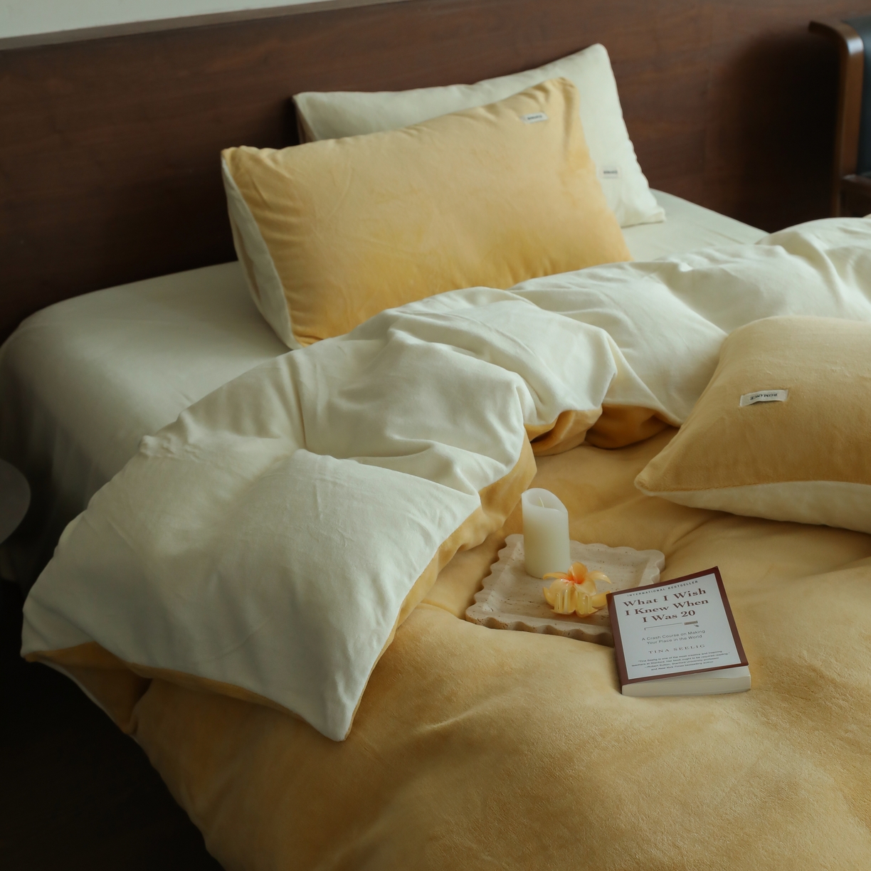 91家纺网 家纺一手货源 找家纺 时光里 2025新款230克纯色简约双拼牛奶绒四件套套件 沙漠黄拼奶白