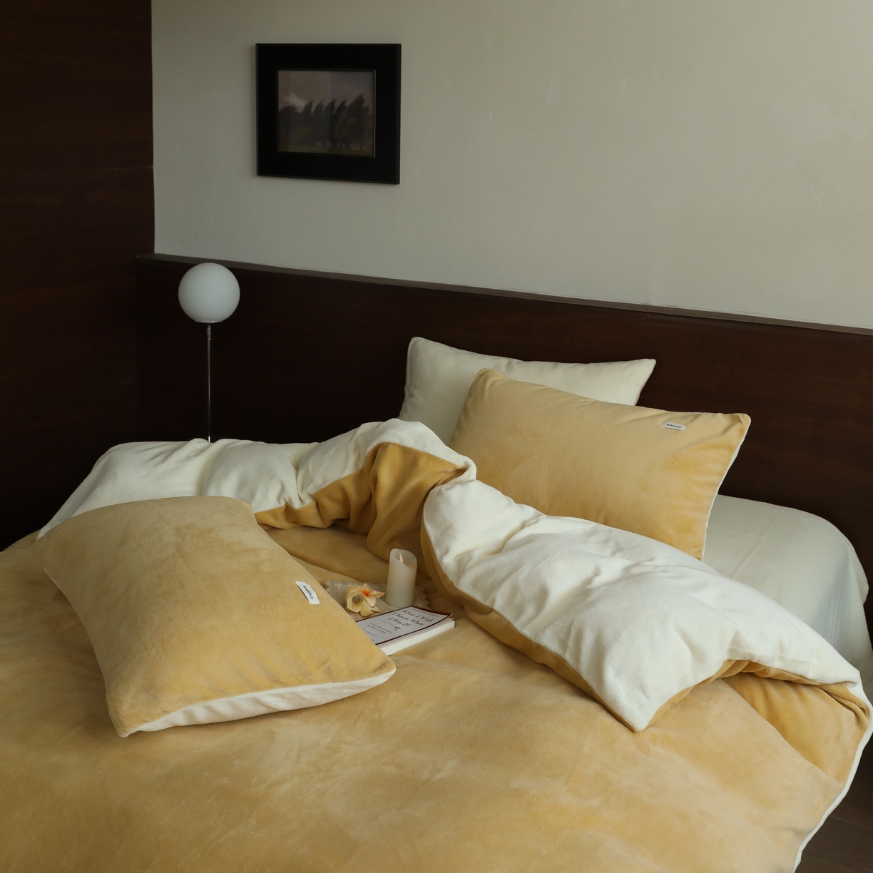 91家纺网 家纺一手货源 找家纺 时光里 2025新款230克纯色简约双拼牛奶绒四件套套件 沙漠黄拼奶白