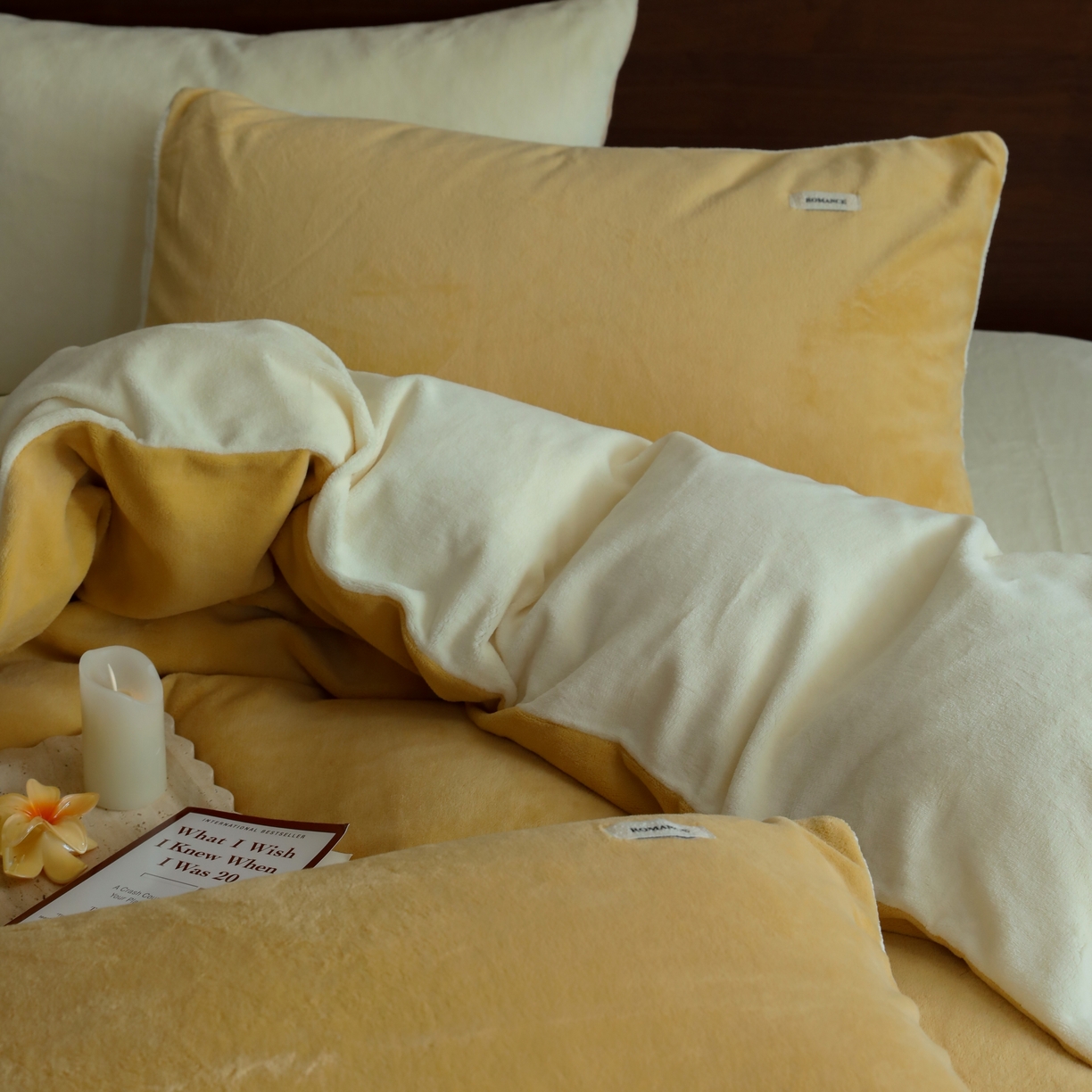 91家纺网 家纺一手货源 找家纺 时光里 2025新款230克纯色简约双拼牛奶绒四件套套件 沙漠黄拼奶白