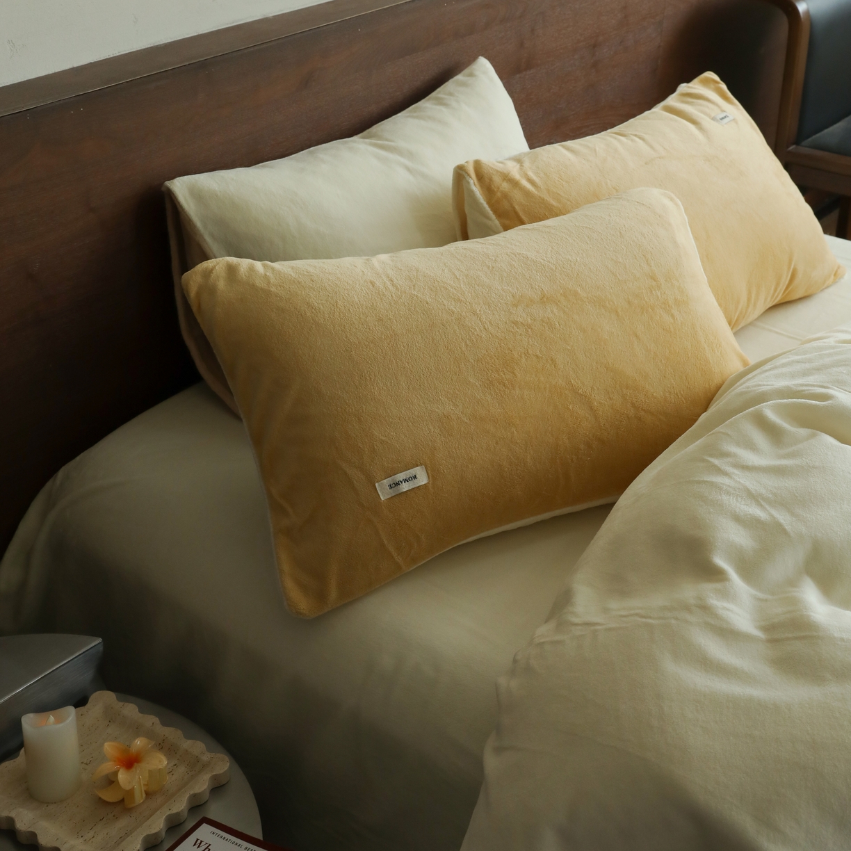 91家纺网 家纺一手货源 找家纺 时光里 2025新款230克纯色简约双拼牛奶绒四件套套件 沙漠黄拼奶白