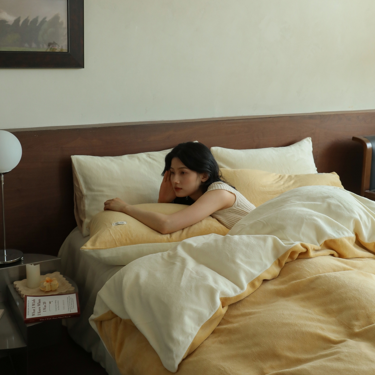 91家纺网 家纺一手货源 找家纺 时光里 2025新款230克纯色简约双拼牛奶绒四件套套件 沙漠黄拼奶白