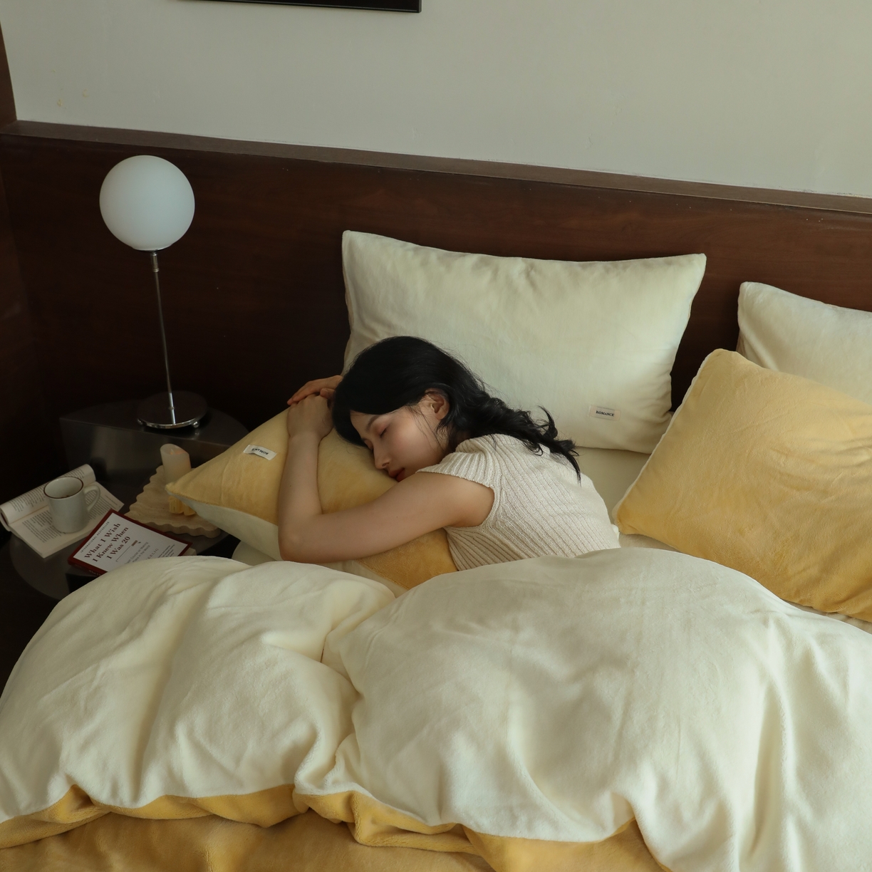 91家纺网 家纺一手货源 找家纺 时光里 2025新款230克纯色简约双拼牛奶绒四件套套件 沙漠黄拼奶白