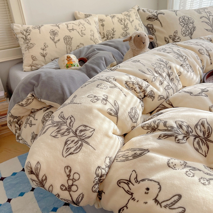 91家纺网 家纺一手货源 找家纺 yyds网供 2025新款萌趣四件套卡通花卉牛奶绒三件套加厚保暖裸睡治愈防静电 丛林兔影斯基