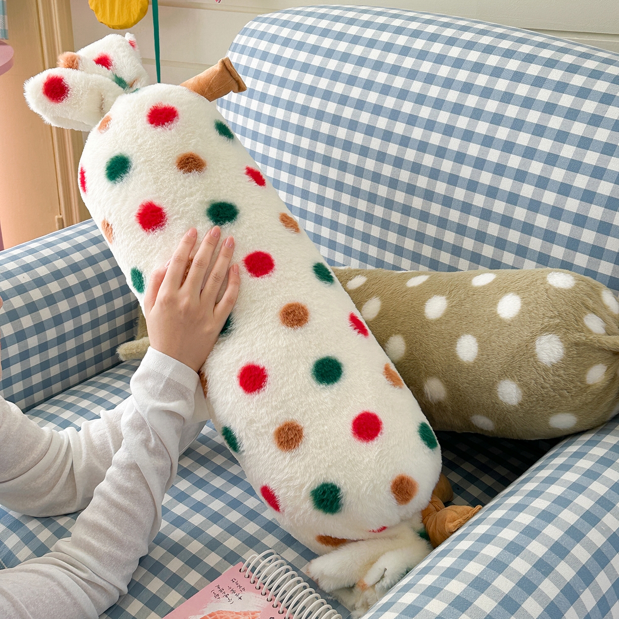 91家纺网 家纺一手货源 找家纺 美茉家居 2025新款波点兔毛绒糖果抱枕 黑白波点