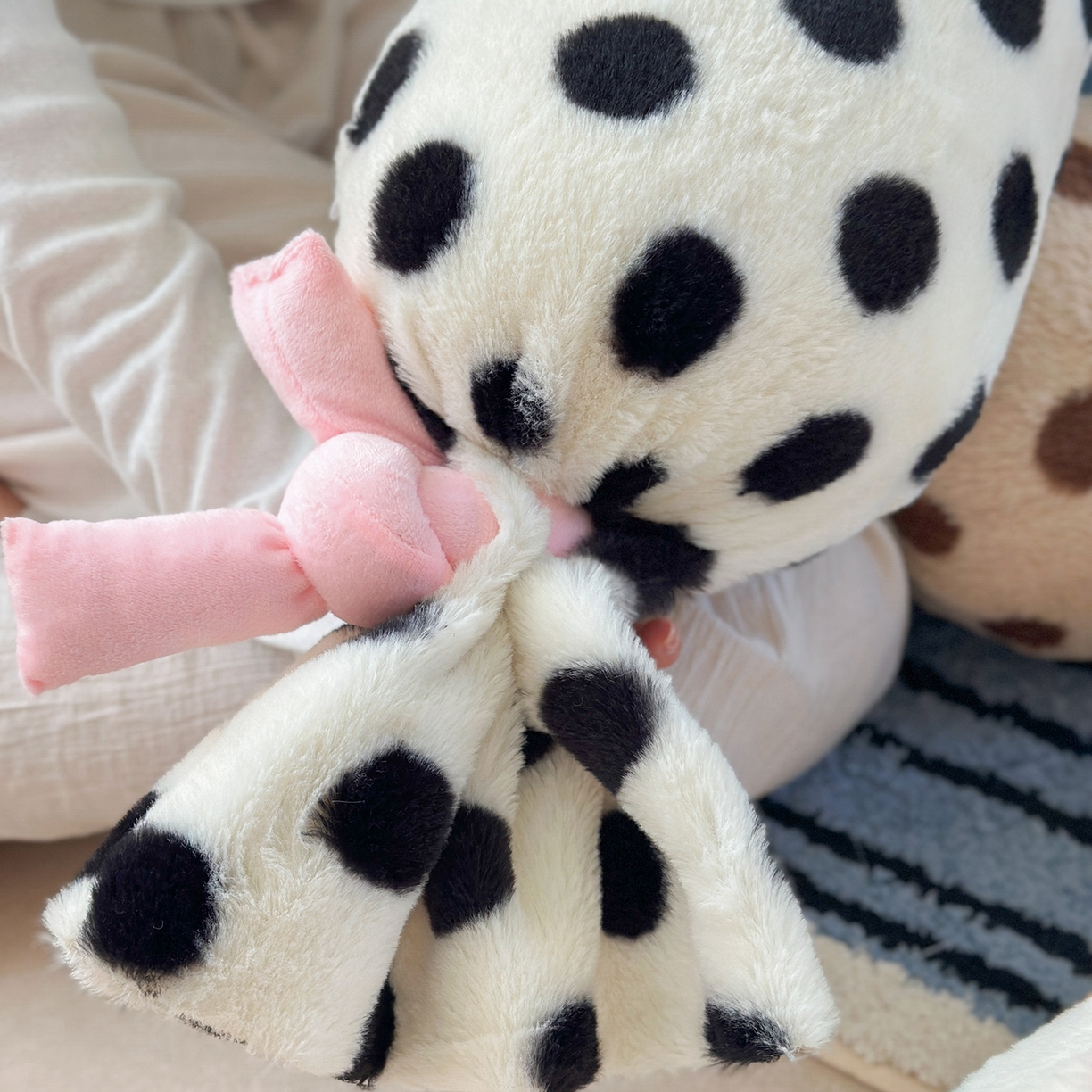 91家纺网 家纺一手货源 找家纺 美茉家居 2025新款波点兔毛绒糖果抱枕 绿色波点