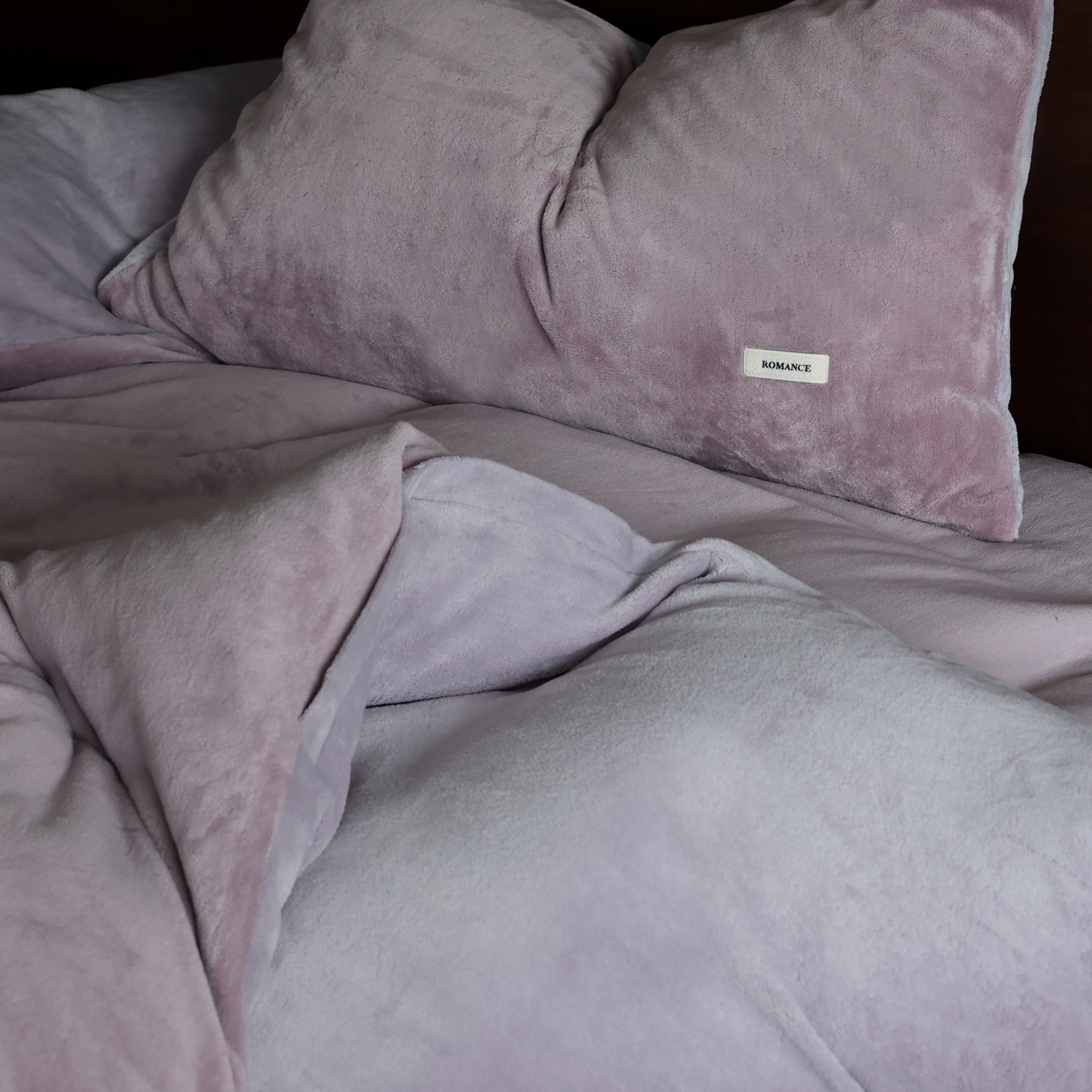 91家纺网 家纺一手货源 找家纺 时光里 2025新款230克纯色简约双拼牛奶绒四件套套件 香芋紫拼浅紫