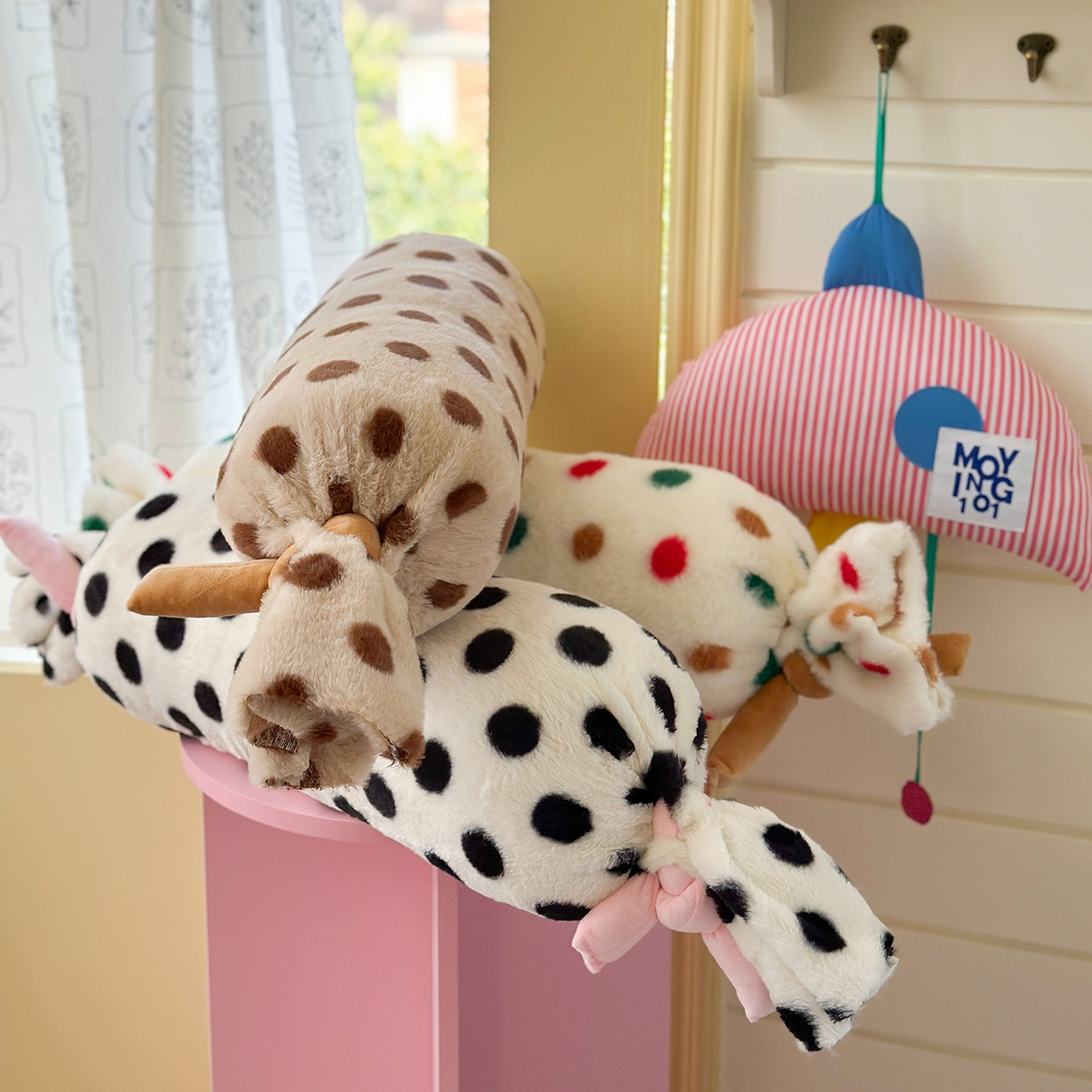 91家纺网 家纺一手货源 找家纺 美茉家居 2025新款波点兔毛绒糖果抱枕 彩色波点