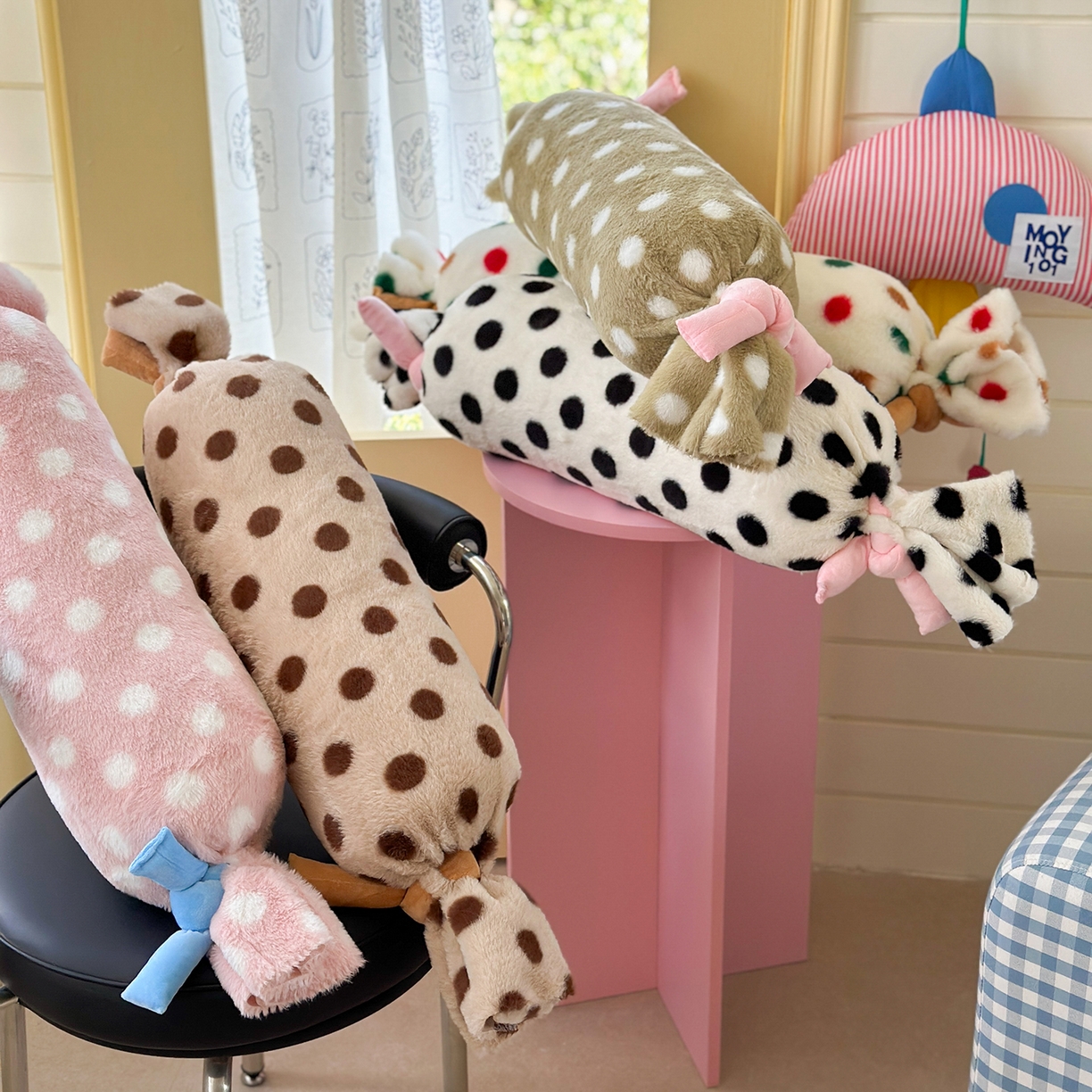 91家纺网 家纺一手货源 找家纺 美茉家居 2025新款波点兔毛绒糖果抱枕 彩色波点