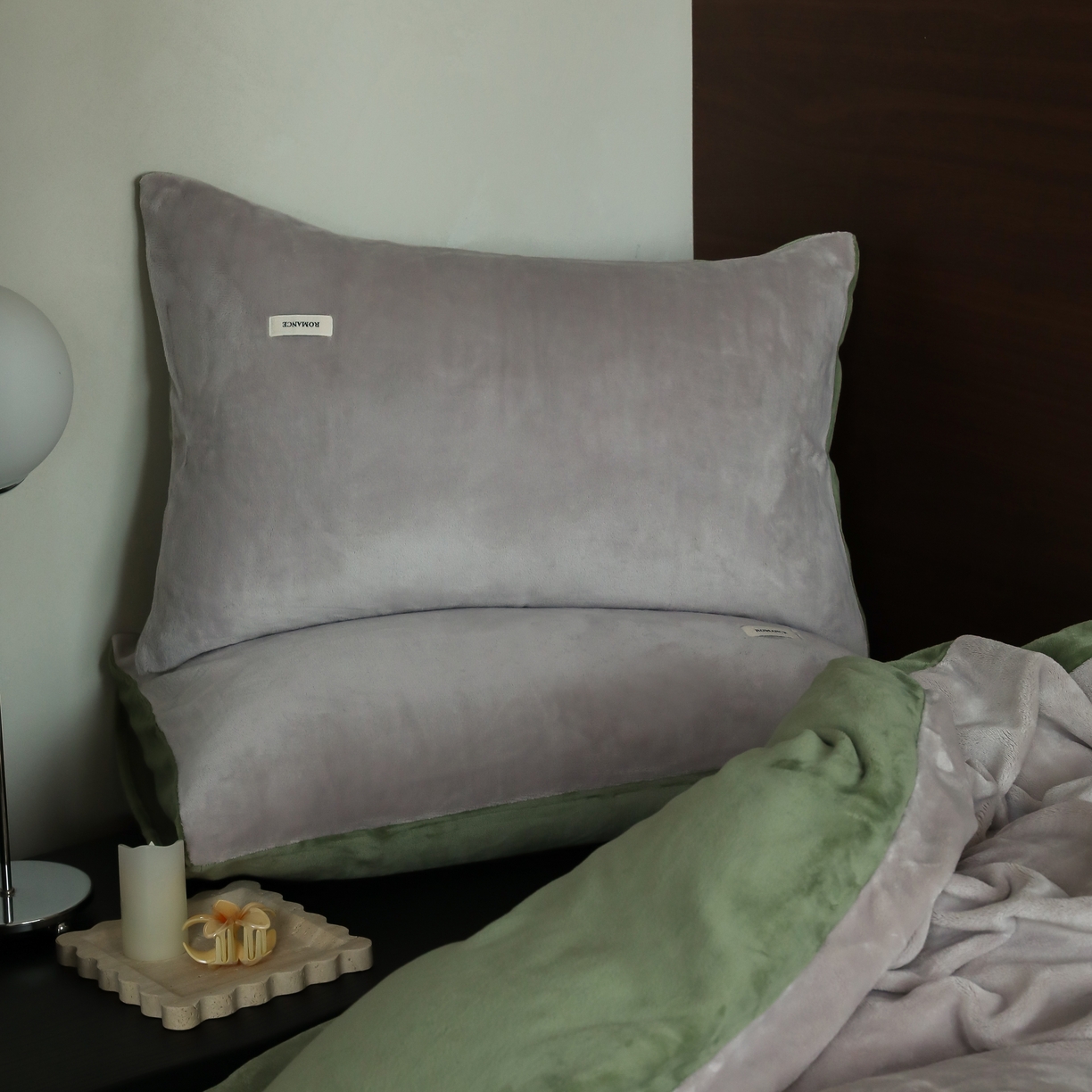 91家纺网 家纺一手货源 找家纺 时光里 2025新款230克纯色简约双拼牛奶绒四件套套件 星际灰拼橄榄绿