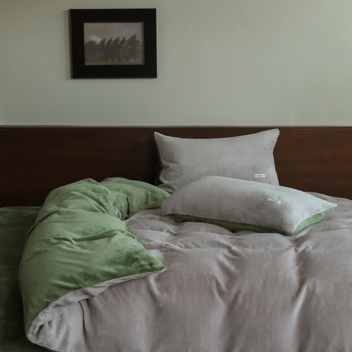 91家纺网 家纺一手货源 找家纺 时光里 2025新款230克纯色简约双拼牛奶绒四件套套件 星际灰拼橄榄绿