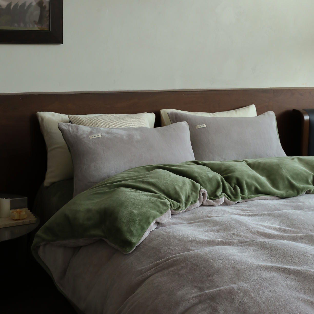 91家纺网 家纺一手货源 找家纺 时光里 2025新款230克纯色简约双拼牛奶绒四件套套件 星际灰拼橄榄绿