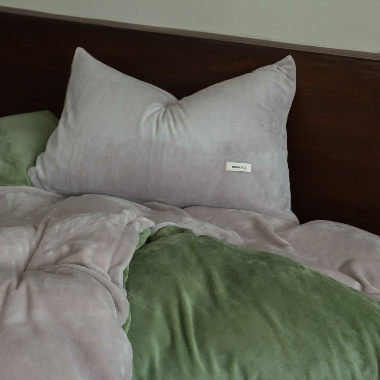 91家纺网 家纺一手货源 找家纺 时光里 2025新款230克纯色简约双拼牛奶绒四件套套件 星际灰拼橄榄绿