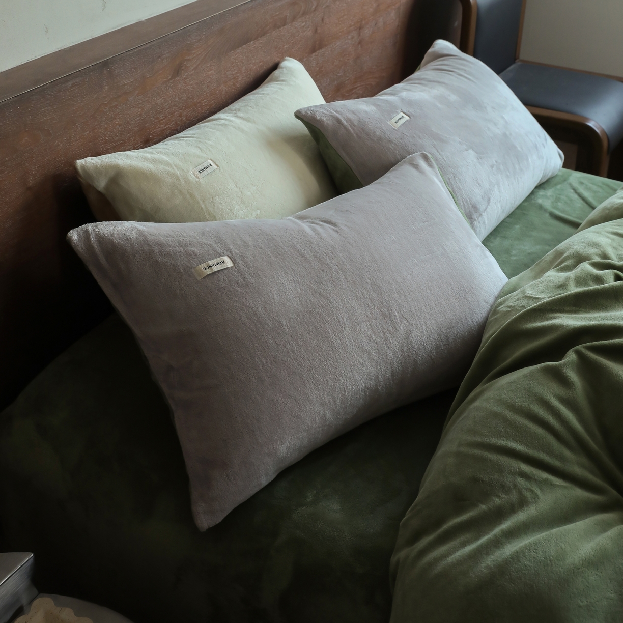 91家纺网 家纺一手货源 找家纺 时光里 2025新款230克纯色简约双拼牛奶绒四件套套件 星际灰拼橄榄绿