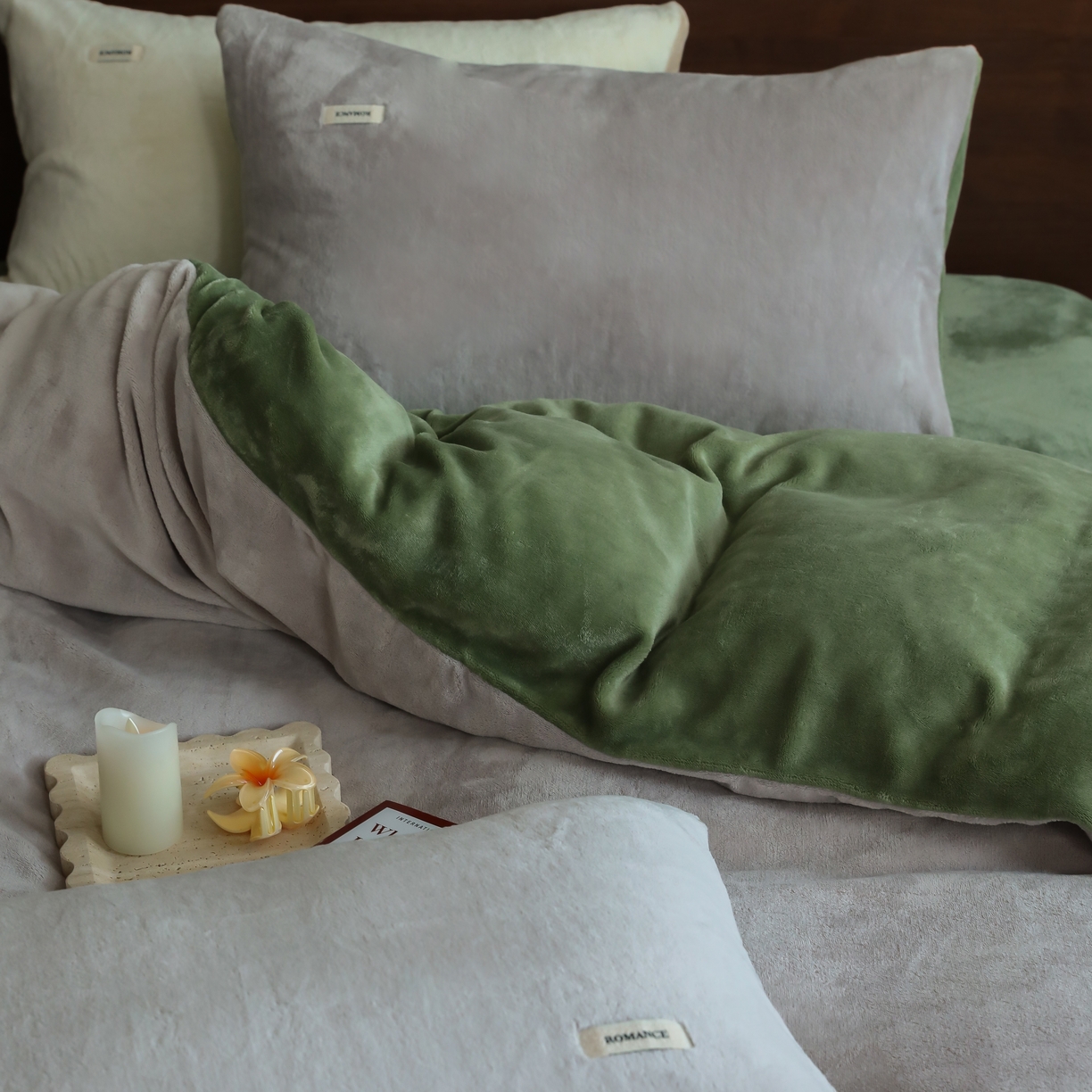 91家纺网 家纺一手货源 找家纺 时光里 2025新款230克纯色简约双拼牛奶绒四件套套件 星际灰拼橄榄绿