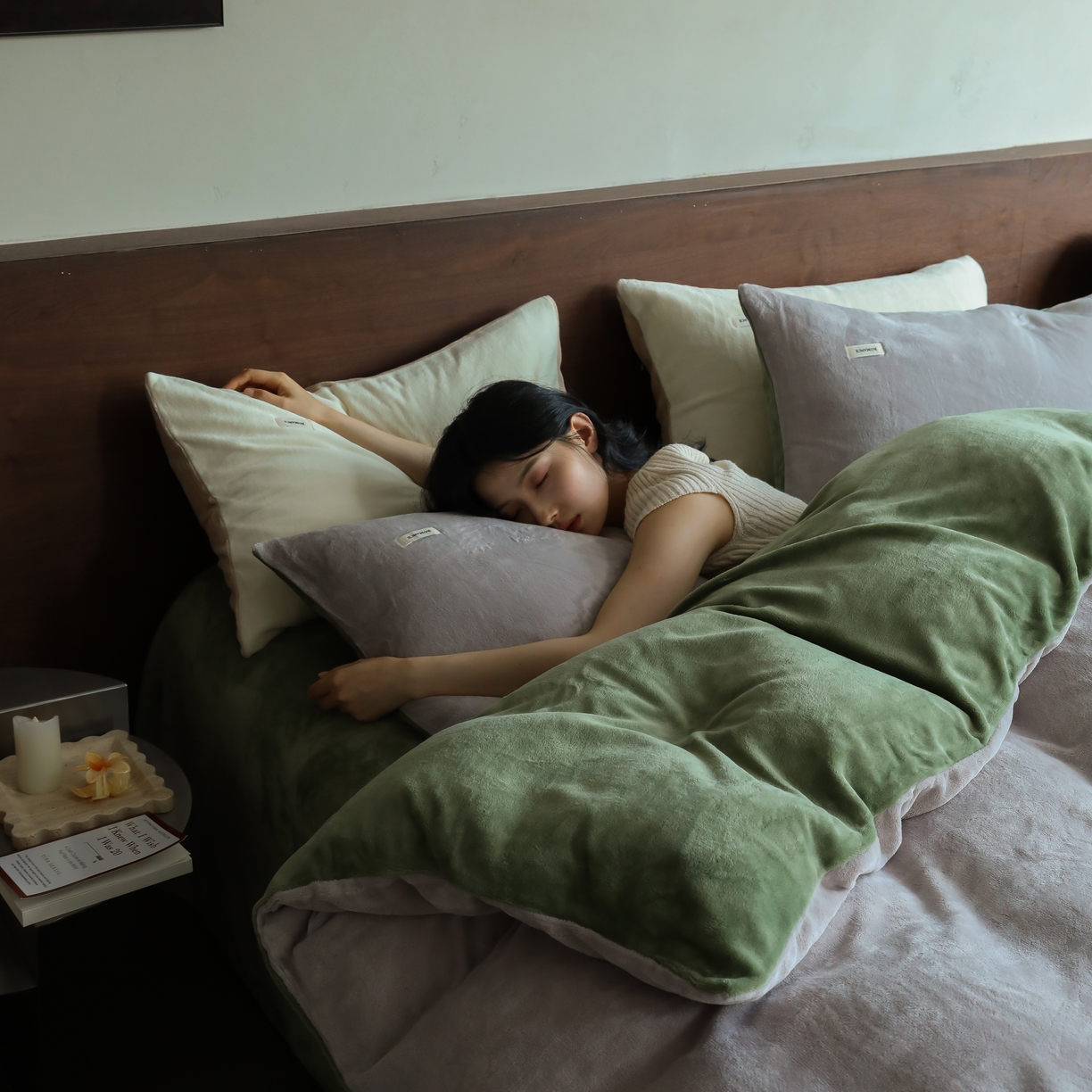 91家纺网 家纺一手货源 找家纺 时光里 2025新款230克纯色简约双拼牛奶绒四件套套件 星际灰拼橄榄绿