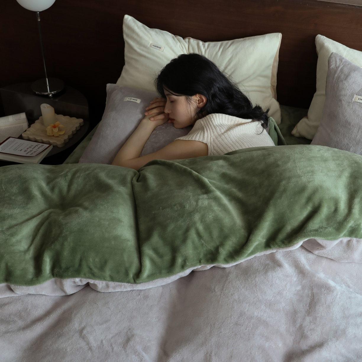 91家纺网 家纺一手货源 找家纺 时光里 2025新款230克纯色简约双拼牛奶绒四件套套件 星际灰拼橄榄绿